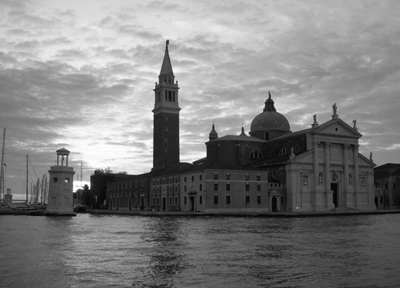 Foto in bianco e nero dell'isola di San Giorgio a Venezia